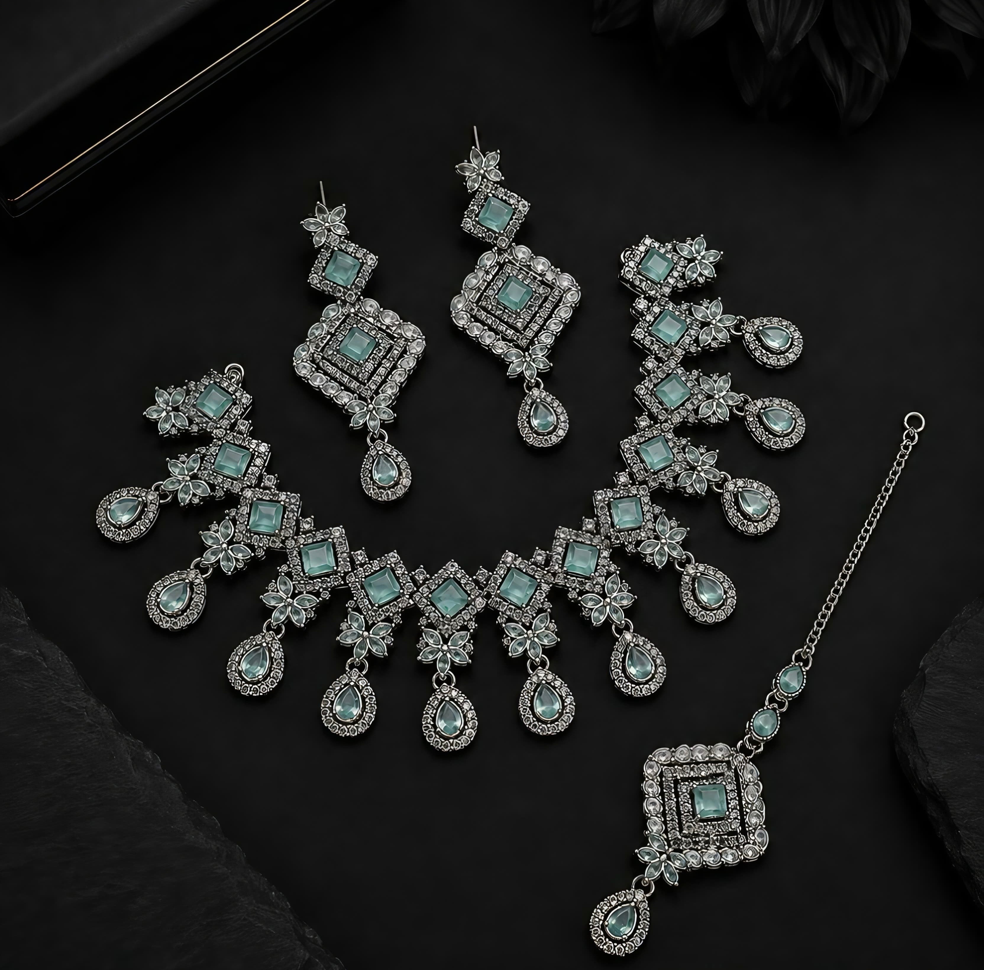 Royal Essence Casting Necklace Set