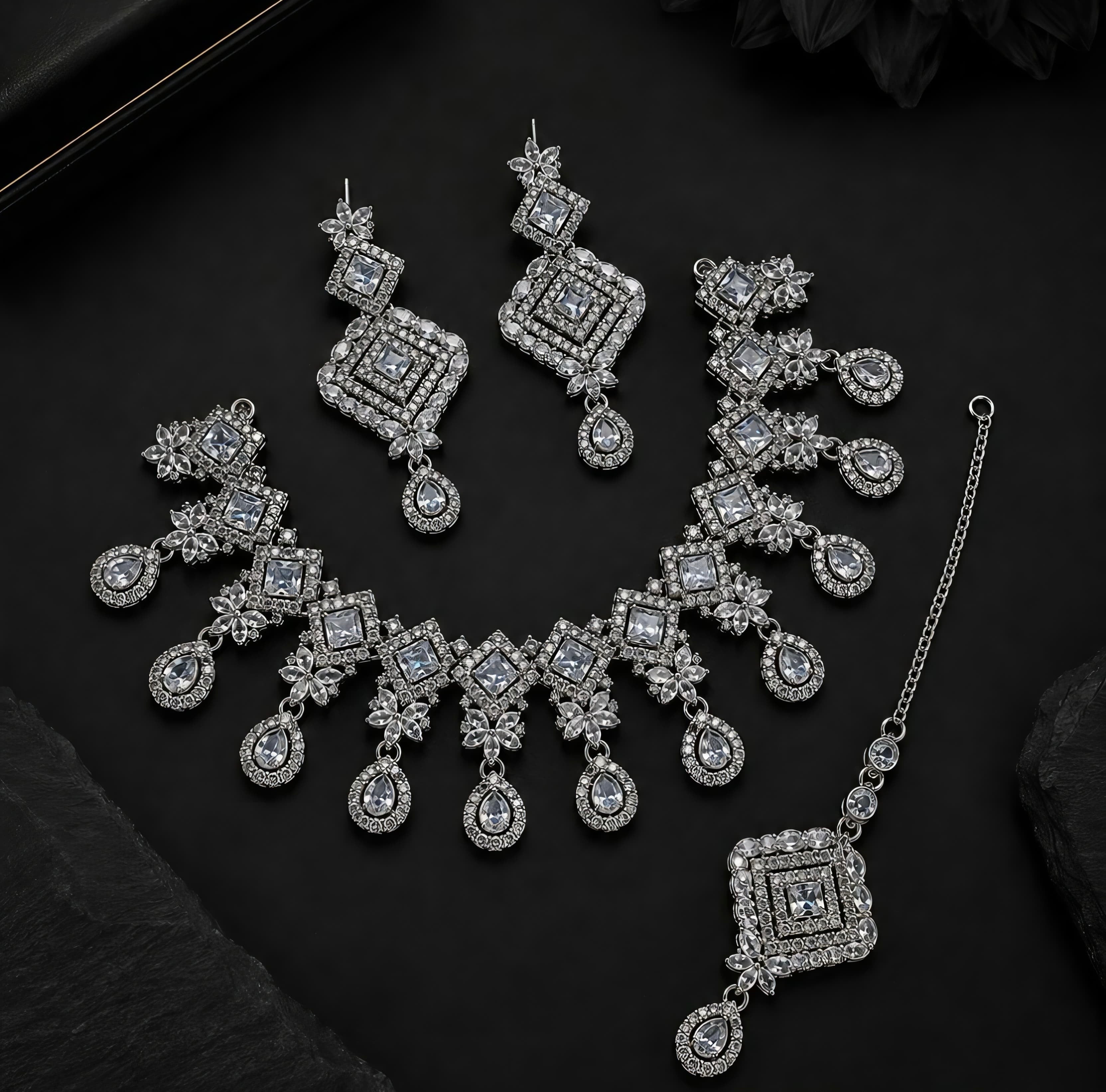 Royal Essence Casting Necklace Set