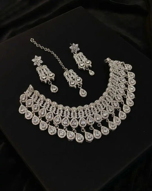 Luxury Wedding Style Necklace Earrings and Tikka Set