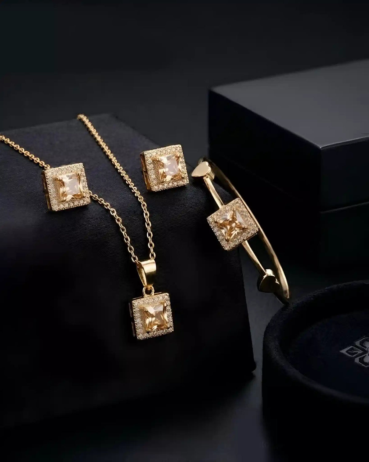 Rivaya Glow Locket & Bracelet Set